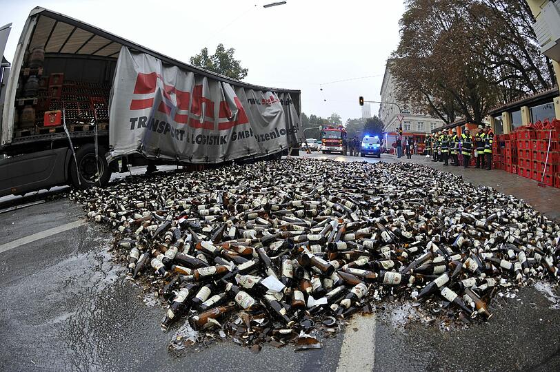 Ein Scherbenmeer, umflossen von Bier: Ein mit Hunderten Bierkästen beladener Sattelschlepper verlor beim Abbiegen von der Reichenbachbrücke seine Ladung auf der Straße.