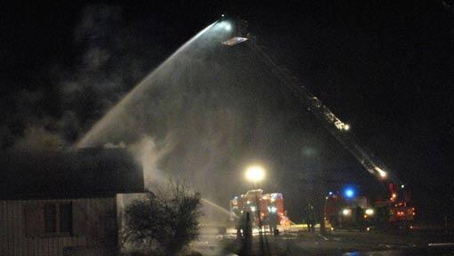 Bei dem Feuer wurde der Verwaltungstrakt mit Büroräumen sowie der Dachstuhl eines Gebäudetrakts zerstört. Bei dem Feuer wurde der Verwaltungstrakt mit Büroräumen sowie der Dachstuhl eines Gebäudetrakts zerstört.