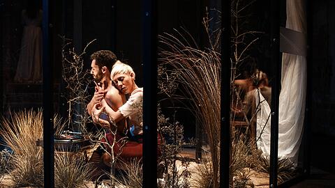 Vergebliche Zärtlichkeit: Jelena Kuljic (Lisa) und Hassan Akkouch (Elvino) in Bellinis &bdquo;La Sonnambula&ldquo; in der Kammer 3.