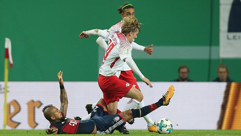 Elfmeterwürdiges Foul: Arturo Vidal (l.) stoppt Emil Forsberg.