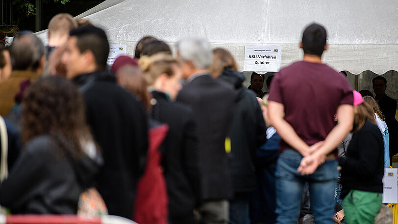 Einige der Zuschauer stehen schon seit dem späten Dienstagabend an, um in den Gerichtssaal zu kommen. Für nur etwa ein Drittel von ihnen ist jedoch Platz.
