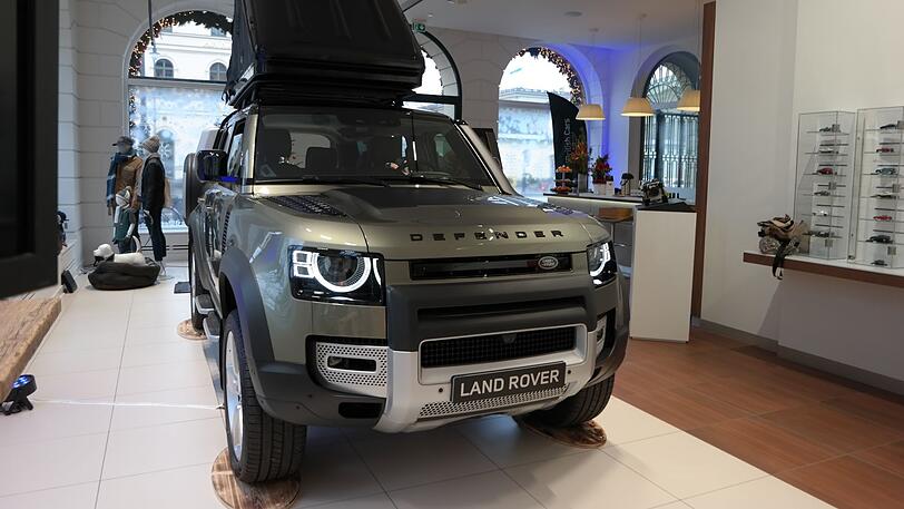 Schick im Showroom: Der neue Defender mit aufgeklapptem Dachzelt.