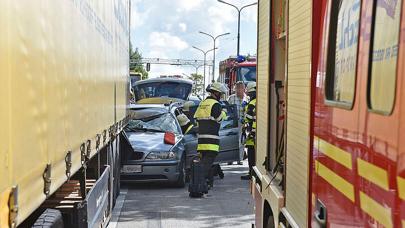Heftiger Auffahrunfall in der Ständlerstraße: Die Beifahrerseite des BMW wurde komplett eingedrückt.
