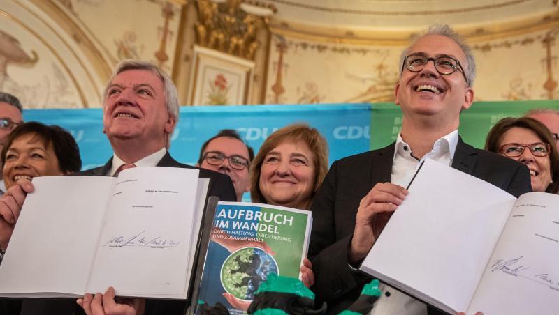 Prima Klima bei Schwarz-Grün: Der hessische Ministerpräsident Volker Bouffier (l, CDU) und Wirtschaftsminister Tarek Al-Wazir (Grüne) mit dem unterzeichneten Koalitionsvertrag. Prima Klima bei Schwarz-Grün: Der hessische Ministerpräsident Volker Bouffier (l, CDU) und Wirtschaftsminister Tarek Al-Wazir (Grüne) mit dem unterzeichneten Koalitionsvertrag.