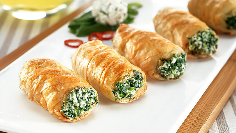 Eine Strudelrolle mit Spinat, Feta und Pinienkernen ist das perfekte Gericht für herbstliche Abende. Eine Strudelrolle mit Spinat, Feta und Pinienkernen ist das perfekte Gericht für herbstliche Abende.