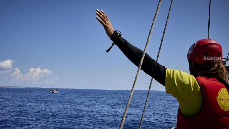 Ein Mitglied der NGO "Open Arms", die immer wieder Menschen aus dem Mittelmeer rettet, gestikuliert an Bord des Schiffes "Astral". Ein Mitglied der NGO "Open Arms", die immer wieder Menschen aus dem Mittelmeer rettet, gestikuliert an Bord des Schiffes "Astral".
