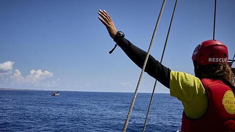 Ein Mitglied der NGO "Open Arms", die immer wieder Menschen aus dem Mittelmeer rettet, gestikuliert an Bord des Schiffes "Astral".