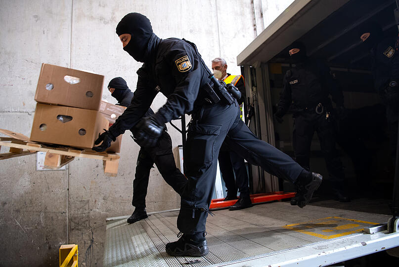 Polizisten werfen Kisten mit Kokain in den Schacht der Müllverbrennungsanlage.