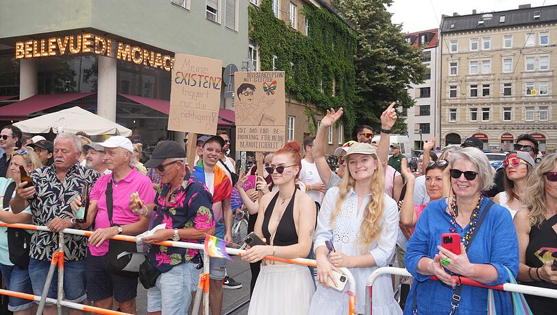 Tausende von Münchnern stehen am Straßenrand und sehen der CSD-Parade zu. Tausende von Münchnern stehen am Straßenrand und sehen der CSD-Parade zu.