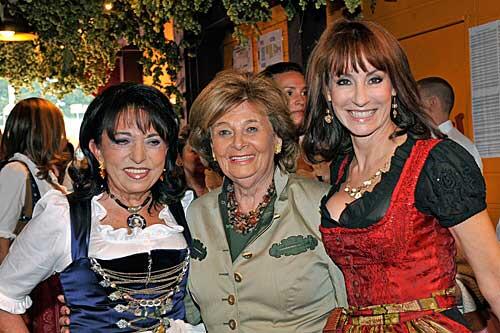 Charlotte Knobloch, Präsidentin des Zentralrats der Juden in Deutschland (M), Gastgeberin Regine Sixt (l) und die Sängerin Anna Maria Kaufmann lächeln am Montag (20.09.2010) bei den "Damenwiesn von Regine Sixt" im Hippodrom