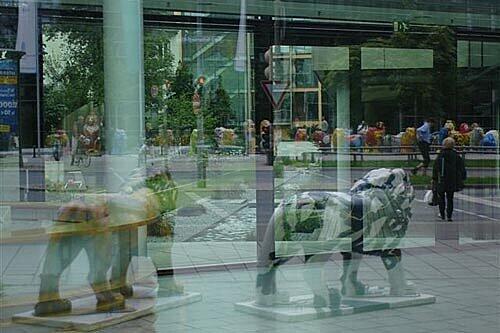"Fremd ist der Fremde nur in der Fremde." (Foto der Ausstellung "Ansichten - Hansi Kraus-Fotografien zu Zitaten von Karl Valentin", die bis zum 2.6.2009 im Valentin-Karlstadt-Musäum zu sehen war.)