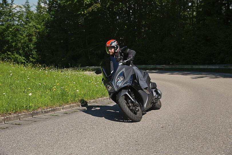 Der Kymco Xciting 400i macht dank des munteren Motors und des stabilen Fahrwerks auch beim Kurvenfahren Spaß.