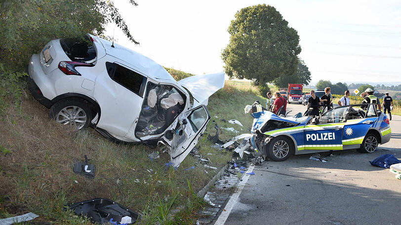 Trümmerfeld auf der B15: Die beiden Fahrzeuge haben einen Totalschaden.