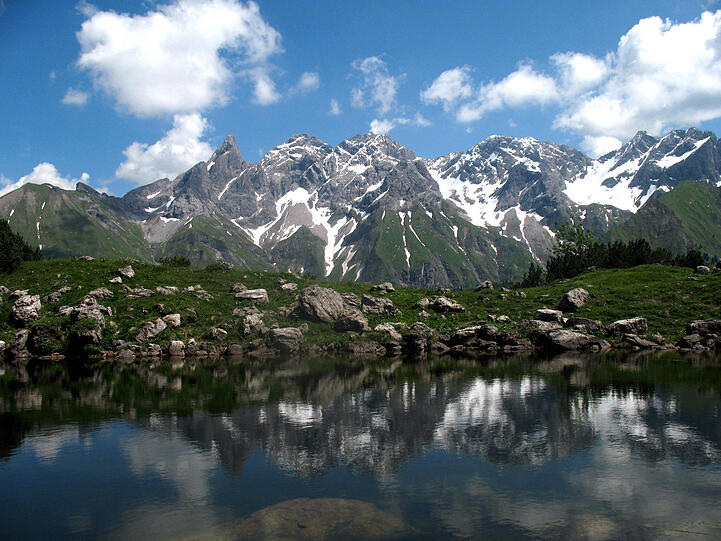 Der Guggersee liegt 1700 Meter hoch in den Allgäuer Alpen.