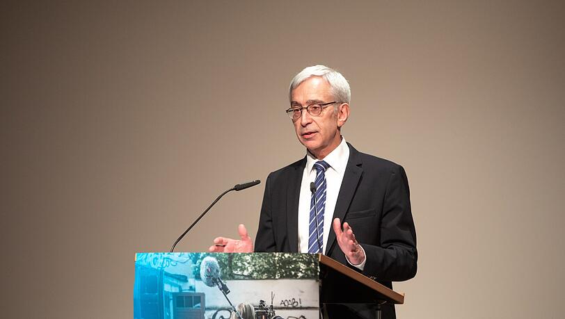Reinhard Scolik wurde Geboren 1958 in Mödling (Wien). Er studierte Jura und ging 1982 zum ORF, wo er zuletzt Leiter der Strategischen Programmplanung und Administration in der Generaldirektion war. Seit 2016 ist er Fernsehdirektor des BR. Er wird nach einer Umstrukturierung die Programmdirektion Kultur übernehmen. Reinhard Scolik wurde Geboren 1958 in Mödling (Wien). Er studierte Jura und ging 1982 zum ORF, wo er zuletzt Leiter der Strategischen Programmplanung und Administration in der Generaldirektion war. Seit 2016 ist er Fernsehdirektor des BR. Er wird nach einer Umstrukturierung die Programmdirektion Kultur übernehmen.