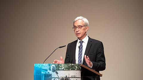 Reinhard Scolik wurde Geboren 1958 in Mödling (Wien). Er studierte Jura und ging 1982 zum ORF, wo er zuletzt Leiter der Strategischen Programmplanung und Administration in der Generaldirektion war. Seit 2016 ist er Fernsehdirektor des BR. Er wird nach einer Umstrukturierung die Programmdirektion Kultur übernehmen.