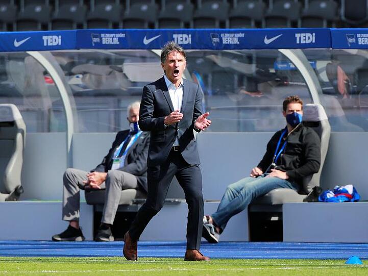 Unter Trainer Bruno Labbadia (M) läufts für die Hertha bislang richtig gut.
