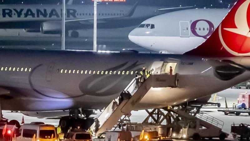 Mitglieder der aus der Türkei abgeschobenen Famile werden am Flughafen Tegel von der Polizei in Empfang genommen. Mitglieder der aus der Türkei abgeschobenen Famile werden am Flughafen Tegel von der Polizei in Empfang genommen.