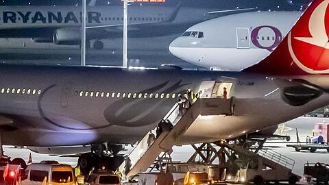 Mitglieder der aus der Türkei abgeschobenen Famile werden am Flughafen Tegel von der Polizei in Empfang genommen.