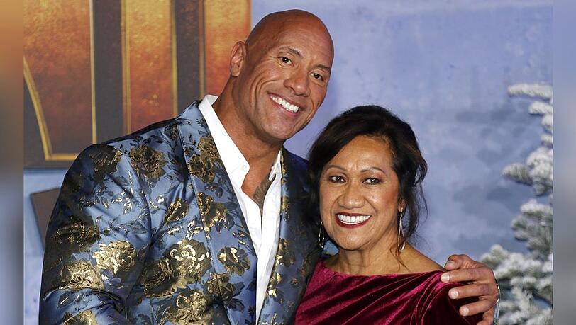 Dwayne "The Rock" Johnson und seine Mutter Ata Johnson bei einer Filmpremiere.