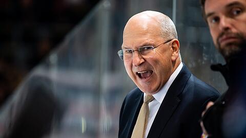 Betrübte Miene: Der EHC um Trainer Don Jackson ist in einen Abwärtsstrudel geraten.