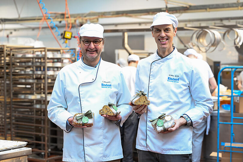 Christian Merzenich (l.) und Magnus Müller-Rischart mit den fertigen Stollen. Ein Halber (ca. 500 Gramm) kostet 14,20 Euro.