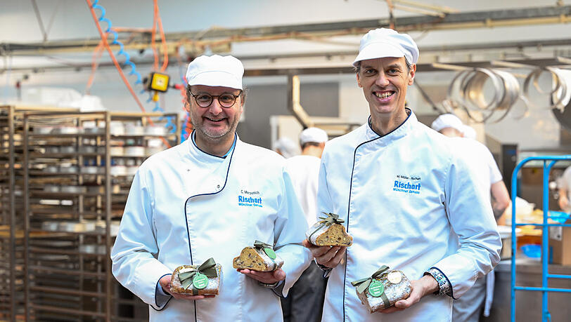 Christian Merzenich (l.) und Magnus Müller-Rischart mit den fertigen Stollen. Ein Halber (ca. 500 Gramm) kostet 14,20 Euro. Christian Merzenich (l.) und Magnus Müller-Rischart mit den fertigen Stollen. Ein Halber (ca. 500 Gramm) kostet 14,20 Euro.