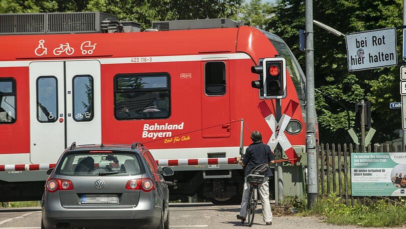 Ein Bahnübergang in Daglfing. Der Zugverkehr vor Ort – vor allem der Güterverkehr – ist immer wieder Anlass für Unruhe im Viertel.