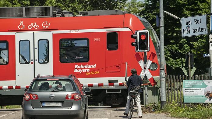 Ein Bahnübergang in Daglfing. Der Nahverkehr – insbesondere der Güterverkehr – sorgt immer wieder für Unruhe im Landkreis.