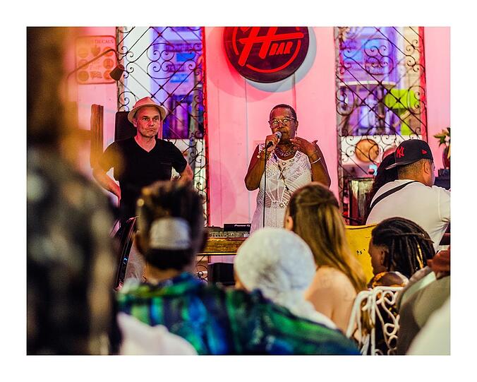 Frank Klötgen mit seiner kubanischen Kollegin Luz de Cuba bei der Begrüßung zum diesjährigen Poetryslam-Festival in Havanna. Fotos: Favel Valdes / Frank Klötgen