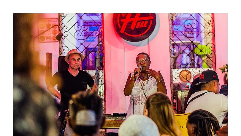 Frank Klötgen mit seiner kubanischen Kollegin Luz de Cuba bei der Begrüßung zum diesjährigen Poetryslam-Festival in Havanna. Fotos: Favel Valdes / Frank Klötgen Frank Klötgen mit seiner kubanischen Kollegin Luz de Cuba bei der Begrüßung zum diesjährigen Poetryslam-Festival in Havanna. Fotos: Favel Valdes / Frank Klötgen