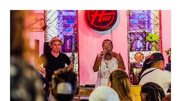 Frank Klötgen mit seiner kubanischen Kollegin Luz de Cuba bei der Begrüßung zum diesjährigen Poetryslam-Festival in Havanna. Fotos: Favel Valdes / Frank Klötgen
