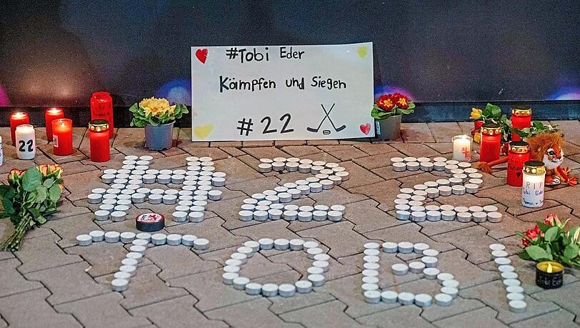 #22 Tobi: Fans der Düsseldorfer EG gedenken dem viel zu früh verstorbenen Tobias Eder am Stadion. #22 Tobi: Fans der Düsseldorfer EG gedenken dem viel zu früh verstorbenen Tobias Eder am Stadion.