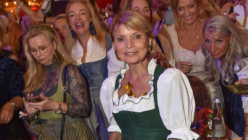 Uschi Glas besuchte die "Damenwiesn" von Unternehmerin Regine Sixt. Im Schützenzelt kam es zu einer Stichelei gegen das männliche Geschlecht.