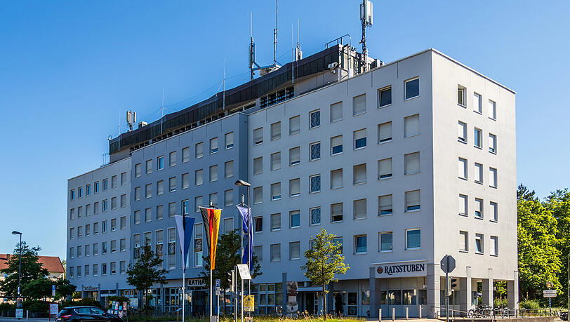 Ein Blick auf das Rathaus in Germering: In der kleinen Stadt nimmt eine politische Debatte rund um einen Schlacht- und Zerlegungsbetrieb Fahrt auf.