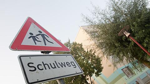 Das zw&ouml;lfj&auml;hrige M&auml;dchen wurde auf dem Schulweg schwer verletzt. (Symbolbild)