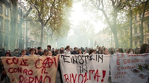 Wie in Frankreich gingen in verschiedenen St&auml;dten Italiens Sch&uuml;ler auf die Stra&szlig;e.