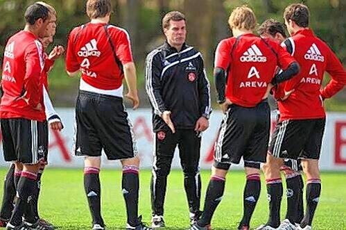 Auf der Suche nach der richtigen Nicht-Abstiegs-Elf: Club-Trainer Dieter Hecking (Mitte).