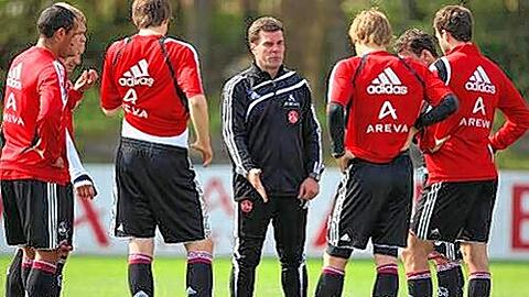 Auf der Suche nach der richtigen Nicht-Abstiegs-Elf: Club-Trainer Dieter Hecking (Mitte).