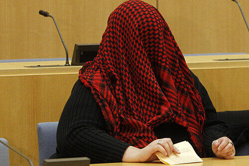 Verbarg sich hinter einem Schleier: Am Dienstag wurde Leas Mutter Birgit W. (22) zu fünfeinhalb Jahren Haft verurteilt.