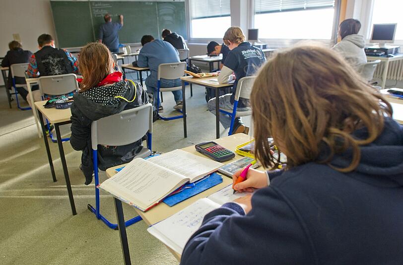 Harter Schulalltag: Büffeln in Reih und Glied &ndash; und dann auch noch sitzenbleiben?