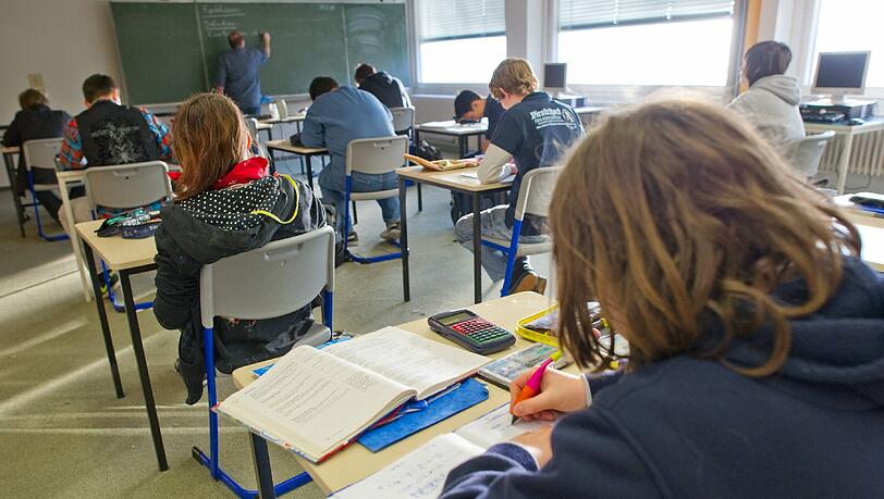 Harter Schulalltag: Büffeln in Reih und Glied – und dann auch noch sitzenbleiben? Harter Schulalltag: Büffeln in Reih und Glied – und dann auch noch sitzenbleiben?