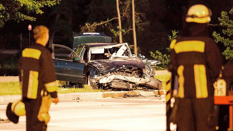 Die Front des Wagens ist völlig zerstört und zeigt, mit welcher Wucht er auf die junge Inline-Skaterin traf. Links unten wird die Leiche der 18-Jährigen abtransportiert. Die Front des Wagens ist völlig zerstört und zeigt, mit welcher Wucht er auf die junge Inline-Skaterin traf. Links unten wird die Leiche der 18-Jährigen abtransportiert.
