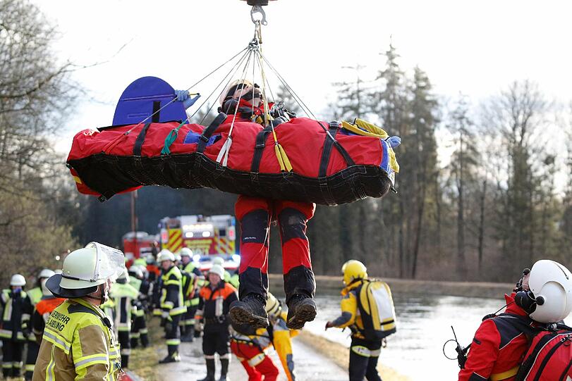 Rettungskräfte und Hubschrauberbesatzungen kümmern sich um die Verletzten.