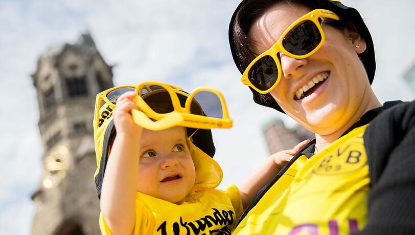 Vor dem DFB-Pokalfinale ist die Berliner Innenstadt von Dortmund und Bayern-Fans belagert. Die Bilder! Vor dem DFB-Pokalfinale ist die Berliner Innenstadt von Dortmund und Bayern-Fans belagert. Die Bilder!