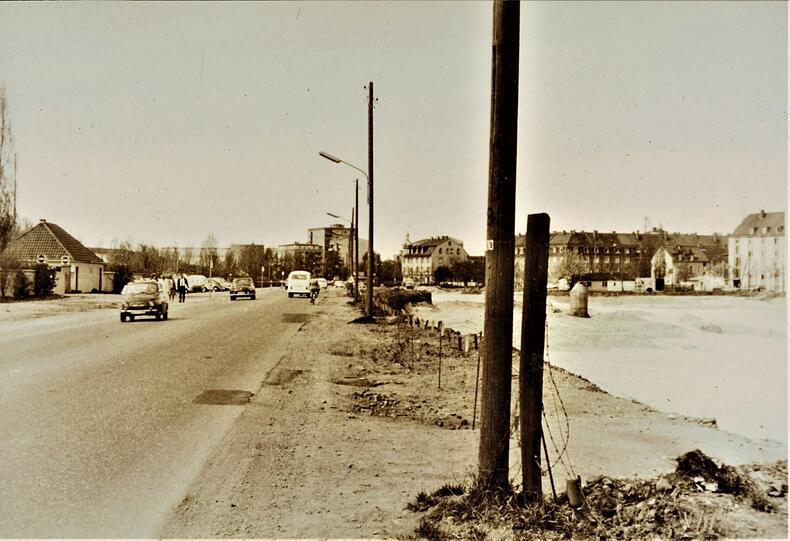Das war die Winzererstraße kurz vor Olympia &ndash; eine Landstraße! Links geht&rsquo;s hinein in die Molkerei Deller, hinten die alte (und bis heute erhaltene) Bebauung an der Lerchenauer Straße.