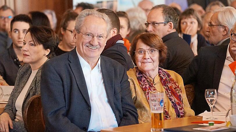 Überraschungsgast nach fünf Jahren Abstinenz von bedeutenden SPD-Veranstaltungen: Alt-OB Christian Ude (72) mit Ehefrau Edith Welser-Ude (80) auf dem Dreikönigstreffen der SPD im Hofbräukeller in Haidhausen.