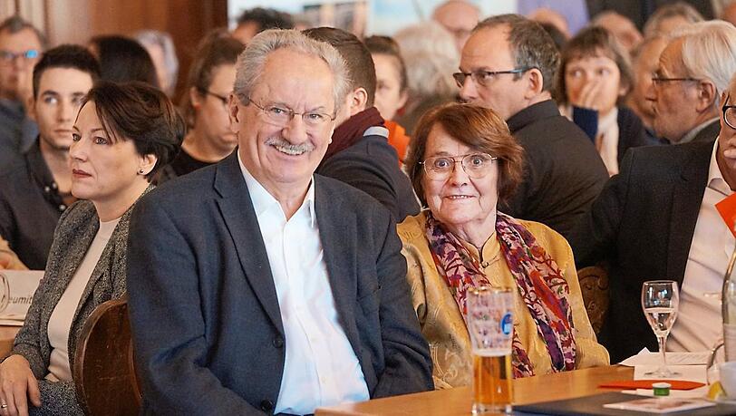 Überraschungsgast nach fünf Jahren Abstinenz von bedeutenden SPD-Veranstaltungen: Alt-OB Christian Ude (72) mit Ehefrau Edith Welser-Ude (80) auf dem Dreikönigstreffen der SPD im Hofbräukeller in Haidhausen. Überraschungsgast nach fünf Jahren Abstinenz von bedeutenden SPD-Veranstaltungen: Alt-OB Christian Ude (72) mit Ehefrau Edith Welser-Ude (80) auf dem Dreikönigstreffen der SPD im Hofbräukeller in Haidhausen.