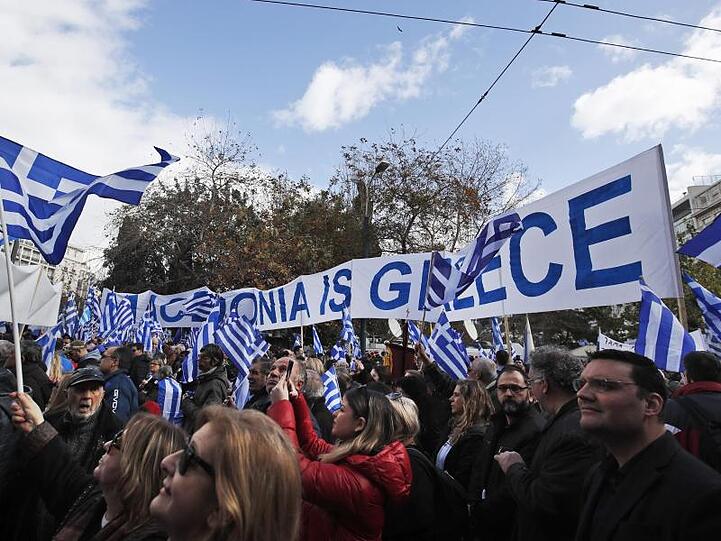 Aus Protest gegen die geplante Ratifizierung der Namensänderung Mazedoniens in Nord-Mazedonien haben sich Tausende Demonstranten in Athen versammelt.