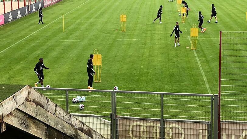 Douglas Costa (links unten) hat am Dienstag das erste Mannschaftstraining nach seiner Rückkehr absolviert.
